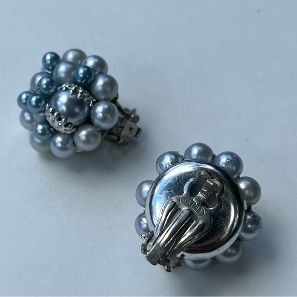 VINTAGE MID CENTURY cluster Light Blue Faux Pearl Clip earrings NWOT - Picture 4 of 8